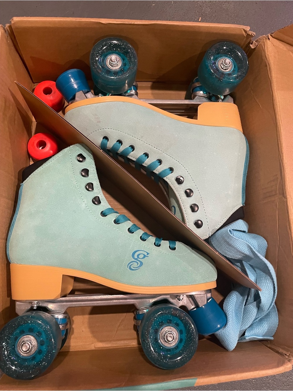 Candi Grl Carlin women’s 9 skates with extras
